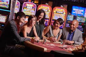 Aplikasi mobile garansi88 menampilkan Football Betting Liga 1 dan Live Dealer